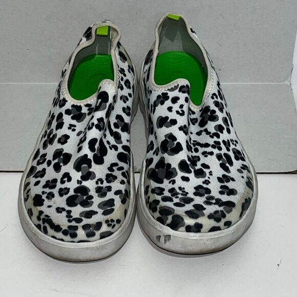 OOFOS Women's Black White OOmg Eezee Low Snow Leopard Recovery Shoes Size W9 - Picture 4 of 9